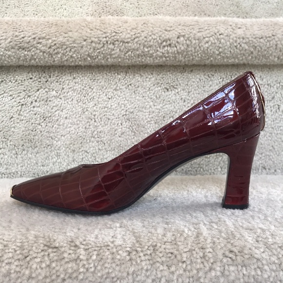 Rare Vintage Stuart Weitzman Crocodile Patent Leather Pumps with Gold Accents - Picture 10 of 17